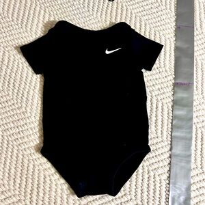 Nike Onesie
Size 18 month